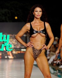 Kathryn Celestre 4K 慢动作特辑 – 2024 FLL 时装周